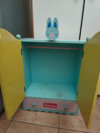 Armario de juguete infantil con diseño de conejo