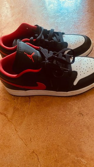 Zapatillas Jordan Negras y Rojas original