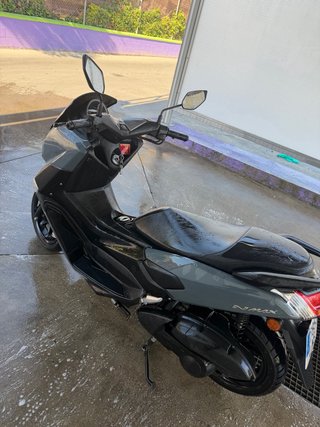 Yamaha NMAX Maxi Scooter Gris/Negro
