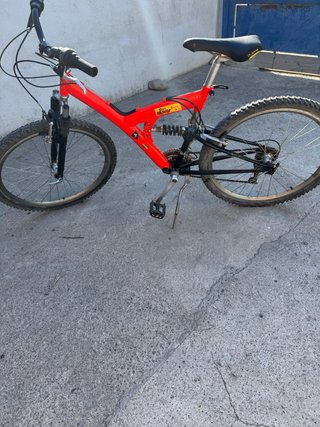 Bicicleta MTB Rossa a Doppia Sospensione