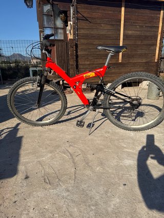 Bicicleta MTB Rossa a Doppia Sospensione