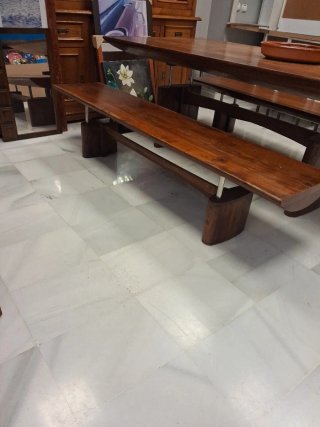 Mesa rústica de madera