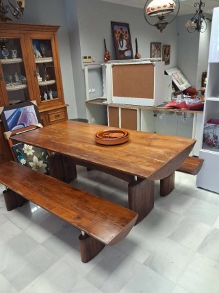 Mesa rústica de madera