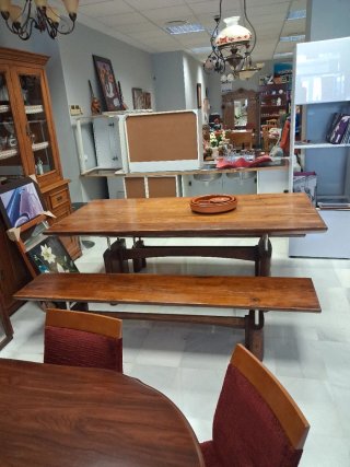 Mesa rústica de madera