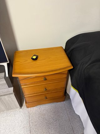 Mesita de noche de madera