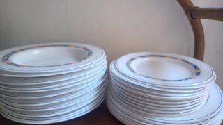 Vajilla cerámica multicolor y blanca