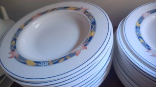 Vajilla cerámica multicolor y blanca