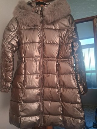 Chaqueta dorada con capucha y pelo