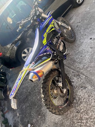 Moto Enduro/Motocross Azul y Negra