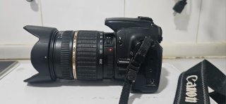 Cámara Canon EOS con objetivo Tamron. Leer anuncio