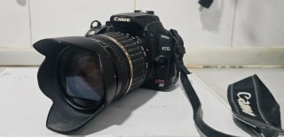 Cámara Canon EOS con objetivo Tamron. Leer anuncio