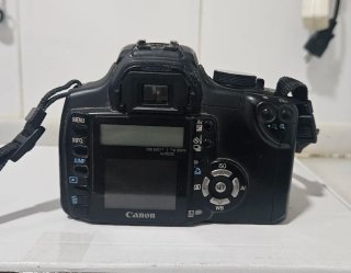 Cámara Canon EOS con objetivo Tamron. Leer anuncio