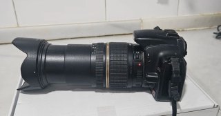 Cámara Canon EOS con objetivo Tamron. Leer anuncio