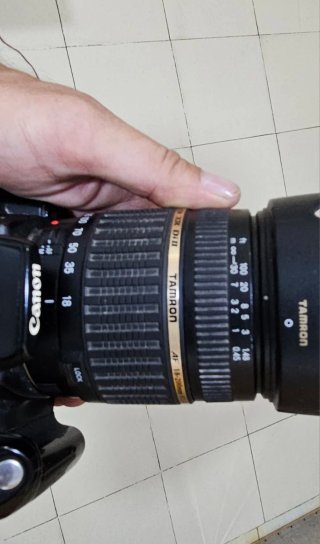 Cámara Canon EOS con objetivo Tamron. Leer anuncio