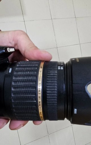 Cámara Canon EOS con objetivo Tamron. Leer anuncio