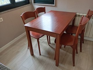 Mesa de cocina/comedor con 4 sillas