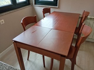 Mesa de cocina/comedor con 4 sillas