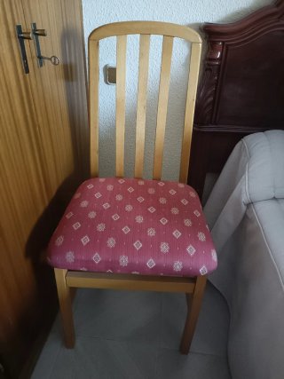 Sillas de madera con asiento rojo