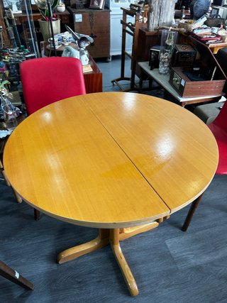 Mesa extensible redonda de madera