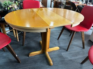 Mesa extensible redonda de madera
