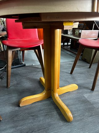 Mesa extensible redonda de madera