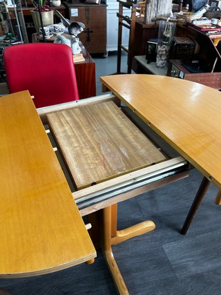 Mesa extensible redonda de madera
