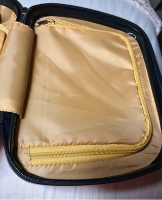 Maletín de maquillaje dorado con alas