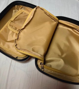 Maletín de maquillaje dorado con alas