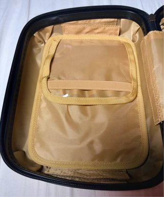 Maletín de maquillaje dorado con alas
