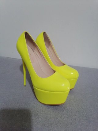 Zapatos de tacón alto amarillos