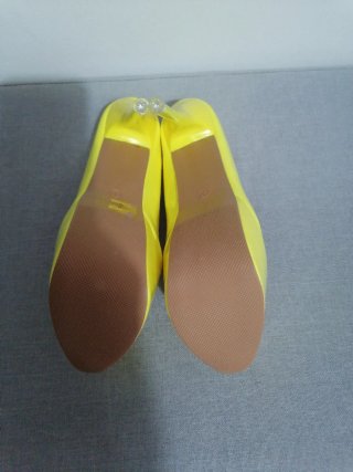 Zapatos de tacón alto amarillos
