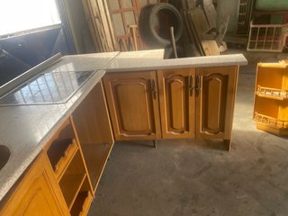 Cocina modular de madera y piedra