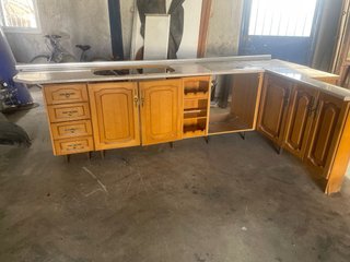 Cocina modular de madera y piedra