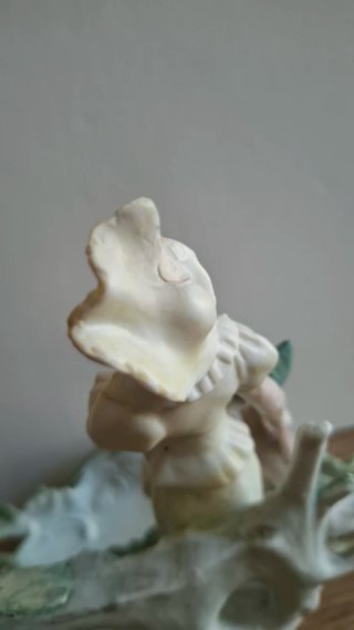 Figura antigua biscuit francés mujer con cántaro