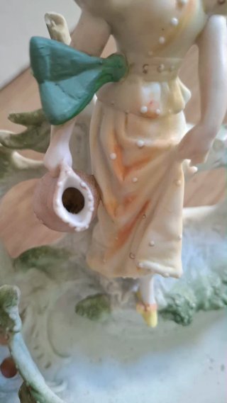Figura antigua biscuit francés mujer con cántaro