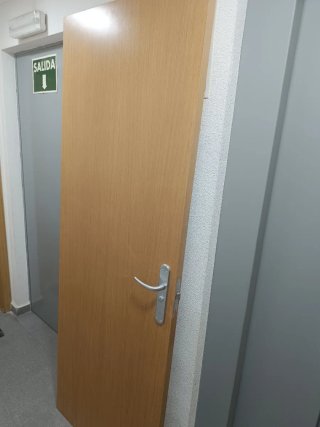 Puerta de interior madera clara