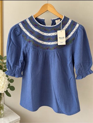 Blusa Nicoli azul con etiqueta