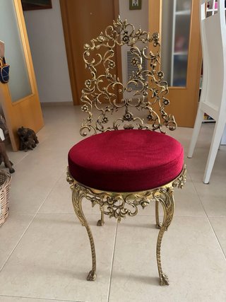 Sillas Vintage Bronce y Tela Roja. Barroca