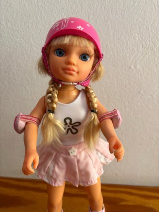 Muñeca Nancy patines y casco rosa