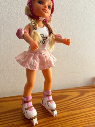 Muñeca Nancy patines y casco rosa