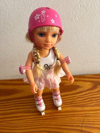 Muñeca Nancy patines y casco rosa