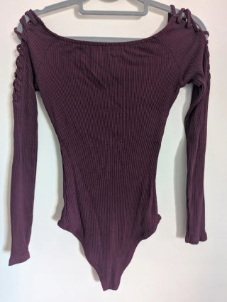 Body Bershka canelado tom bordeaux