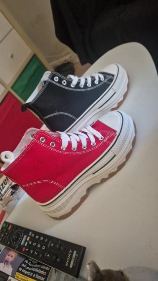 Zapatillas urbanas altas negras y rojas