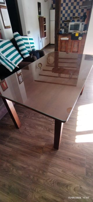 Mesa de comedor de cristal y madera