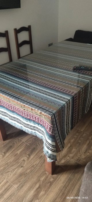 Mesa de comedor de cristal y madera