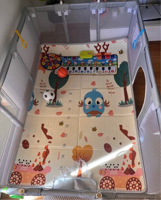 Parque infantil gris con accesorio