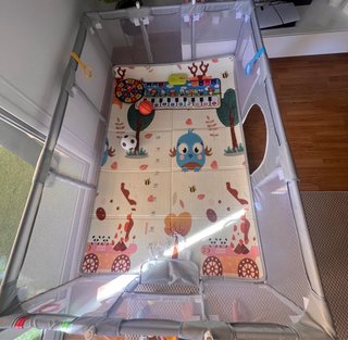 Parque infantil gris con accesorio
