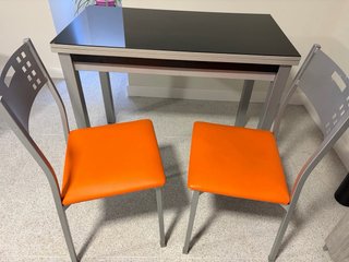 Mesa de cocina con 2 sillas