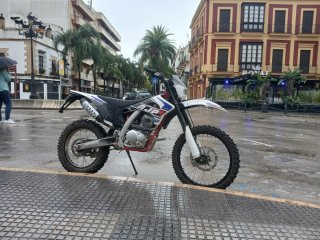 Moto Enduro Off-Road Negra y Blanca