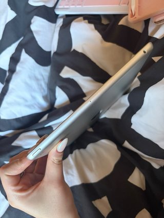 iPad 8ª Gen 32g Plateado con Funda Teclado
